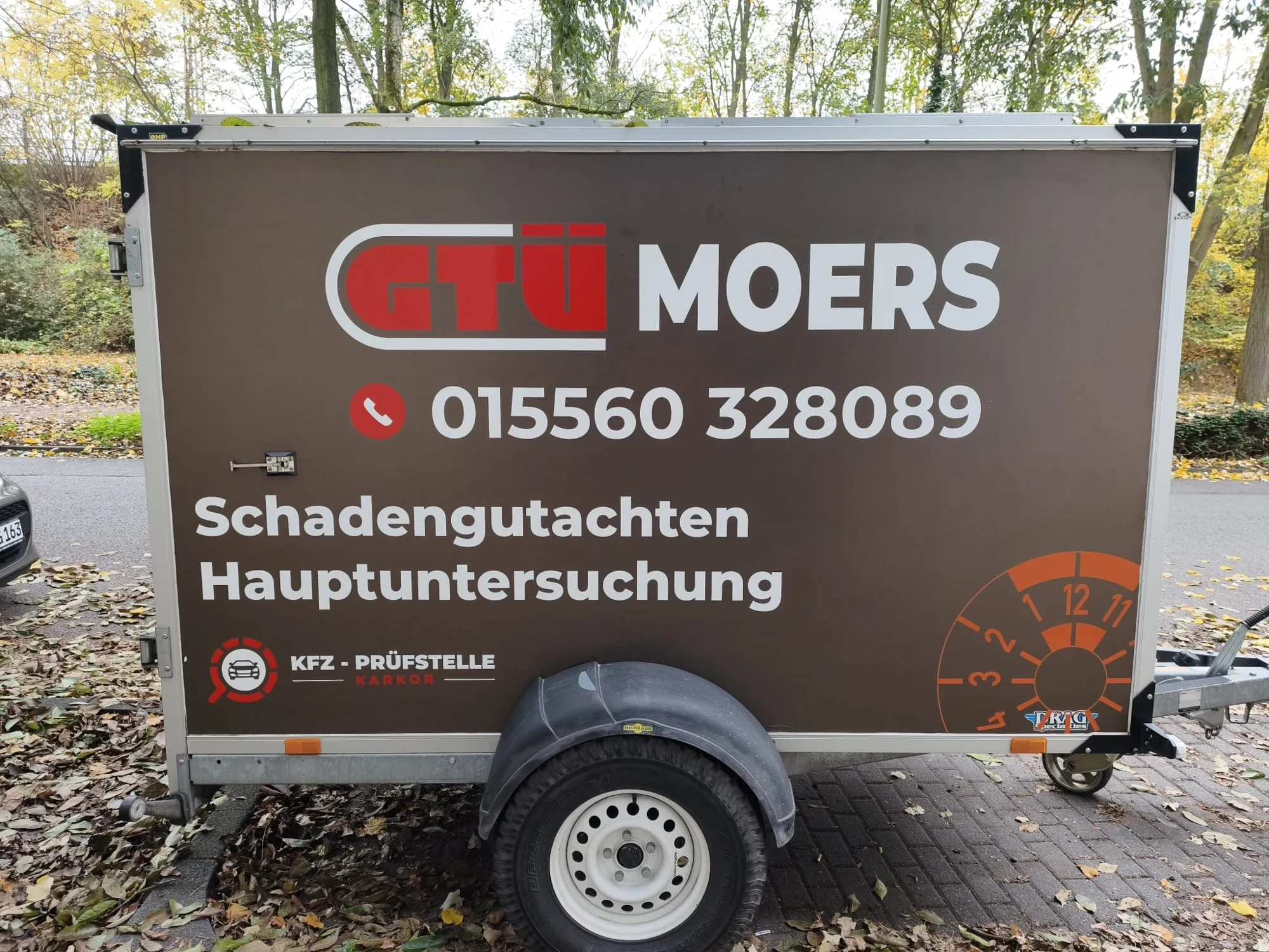 GTÜ Anhänger mit mehrfarbigen Logos und Schriftzügen aus Folie