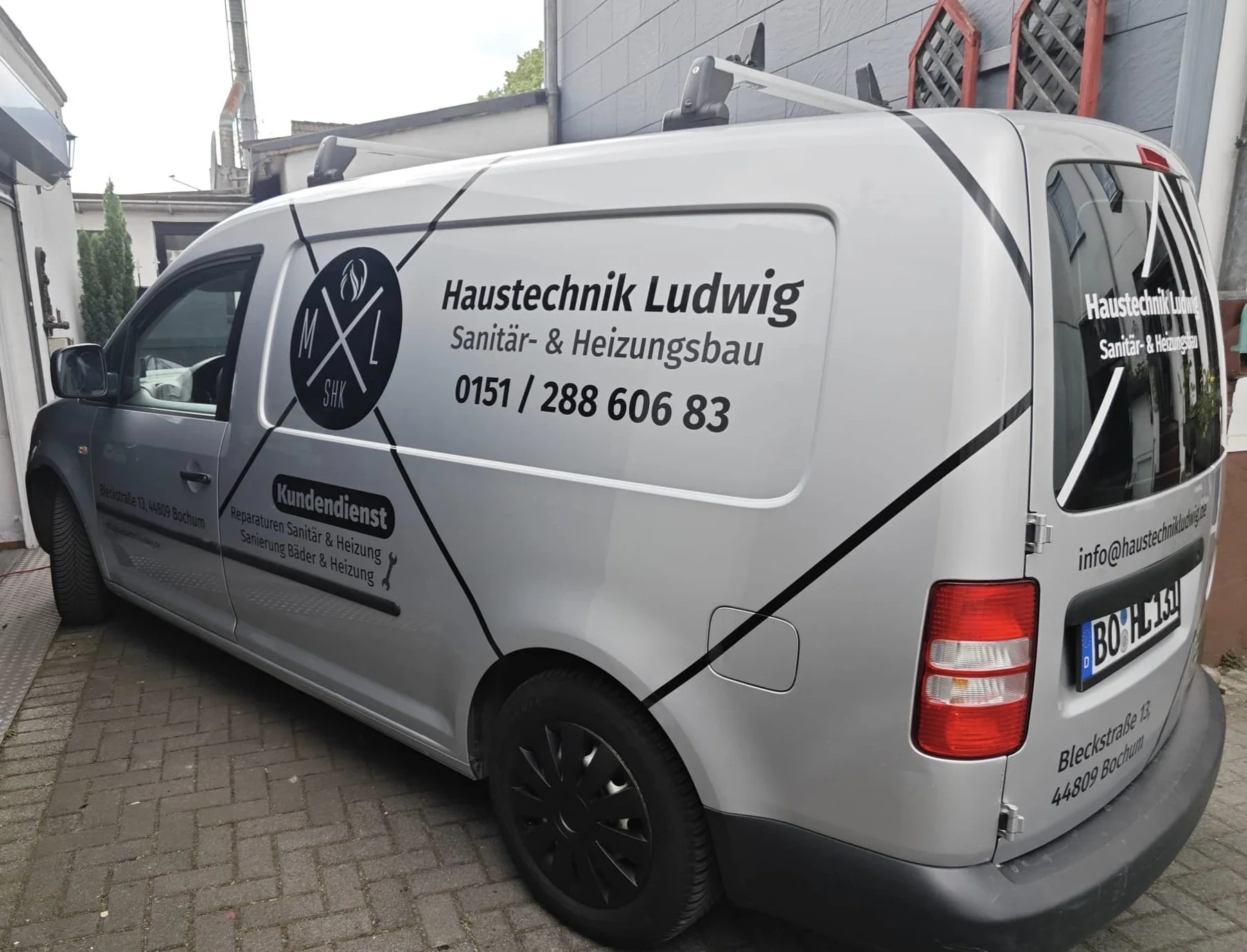 Schwarzes Logo und Kontaktdaten auf weißem Handwerkerfahrzeug, von 47office umgesetzt