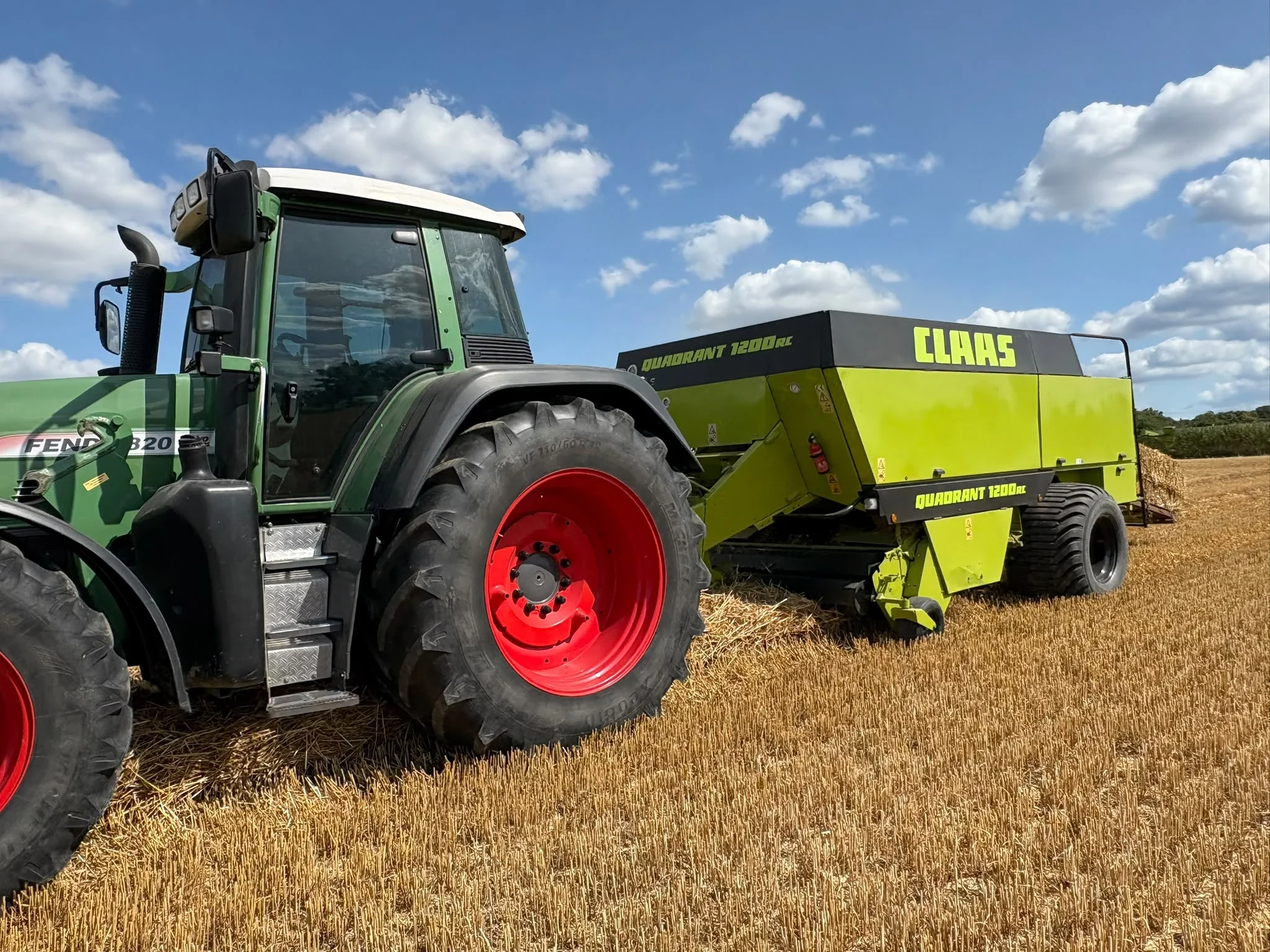 Grüne Folienbeschriftung auf einer Landmaschine
